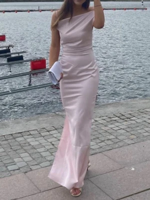 Ljusrosa långklänning från adoore  - Säljer min fina balklänning💕 har endast en liten skavank längst ner på slits (Se sista bilden)