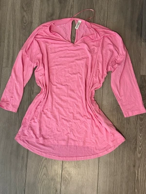 Soyaconcept rosa tröja XS - Säljer en rosa långärmad topp i mjukt material med v-ringning och knytband i nacken. Toppen har en lös passform och är i tunt material, perfekt för sommaren!