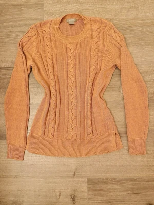 Beige kabelstickad tröja Lindex XS - Snygg beige kabelstickad tröja från Lindex i storlek XS. Tröjan har rund halsringning, långa ärmar och ribbade muddar. Klassisk kabelstickning framtill ger en trendig look. 