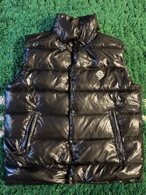 Moncler dunväst - Säljer min Moncler dunväst i svart. Västen är i fint skick och använd få gånger. Säljer då den tyvärr är för stor för mig i storleken.