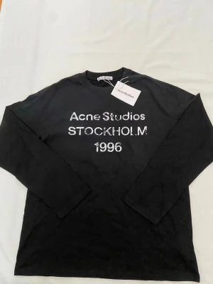 Acne Studios Longsleeve storlek L - Säljer en sprillans ny longsleeve från Acne studios i Storlek L (Kan passa M).                                                            Bara att meddela mig om du har någon fundering!😀