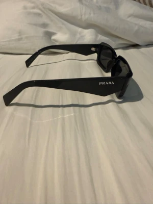 Prada glasögon  - Prada glasögon i grymt skick, fodral samt duk hänger med. 
