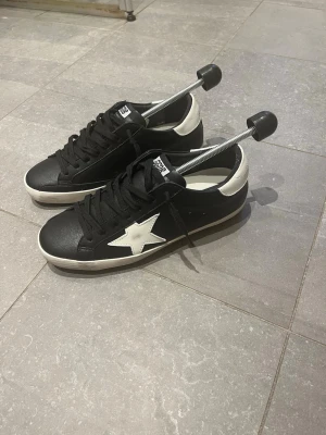 Svarta golden goose - Säljer ett par svarta golden goose i strl 42,5/43. Skorna är nästa aldrig använda och är i mycket bra skick.(obs de är ej original) Skriv vid fler frågor🙌
