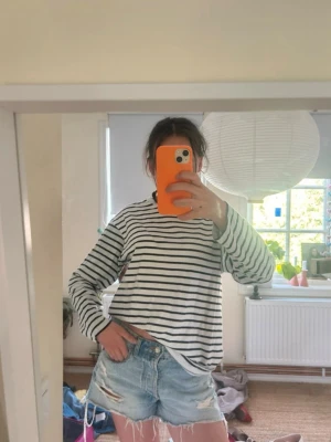 Randig långärmad tröja - Från Gina strl S!! Lite missfärgad vid armarna men inget som tänks på