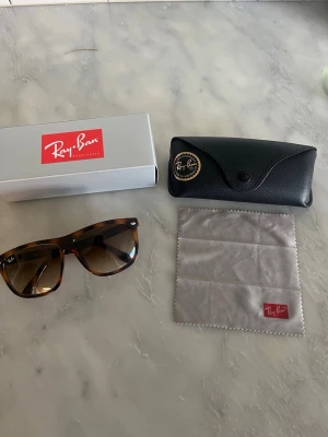 Rayban boyfriend - Säljer nu mina raybands som är i nyskick ingen repa eller liknande. Allt ingår som box putsduk mm. Pris går att diskutera vid snabb affär. MVH