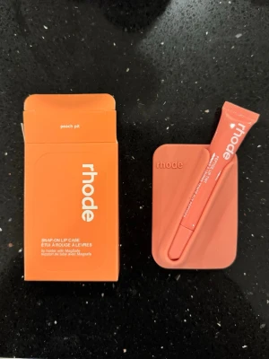 rhode Peach Pit snap on case och läppbalsam - Passar alla telefoner med magsafe! Oanvänd läppstift 