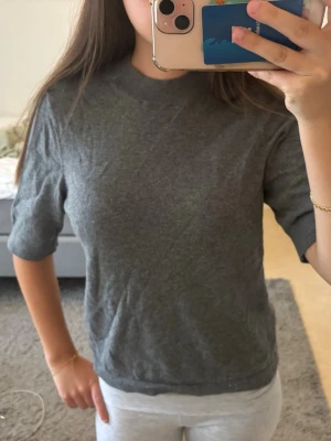 Grå Stickad tröja med trekvartsärmar  - Jag är 162cm, allt e kvar tills markerad som såld, pris går att diskuteras💞