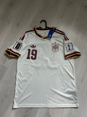  Spanien fotbollströja Adidas - Säljer en Spanien fotbollströja. Storlek M.  Lamine Yamal nr: 19
