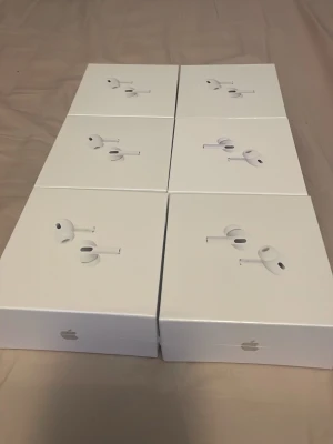 Apple AirPods Pro ”nya” - 🎧 AirPods Pro – Helt nya & oöppnade 🎧 Säljer 6 st AirPods Pro, alla är nya och oöppnade. ✅ Oöppnade i originalförpackning ✅ Perfekta som present eller till eget bruk 💰 Pris: 800 kr/st 🔥 Köp alla 6 för endast 3 900 kr (bulkpris)  📩 Skriv vid intresse eller om du har några frågor. Först till kvarn!