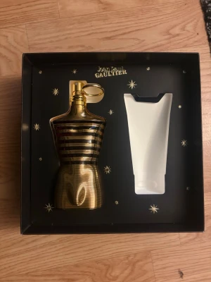 Jean Paul Gaultier Le Male Elixir set - Köptes från kicks för 1700kr. Helt ny. Schampon har jag tappat bort. Använt kanske 5-10gånger. Luktar jätte gott. Håller i 7-12timmar. Ganska stark. 125ML