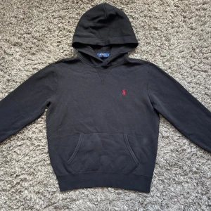 Ralph lauren hoodie - Säljer denna feta Ralph lauren hoodien i mycket bra skick!🙌Storlek S!🤝Skick : 9/10 nypriset ligger på 2000kr!⭐️Hör gärna av er om ni har funderingar!👍