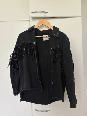 Svart jeansjacka - Jeansjacka från Zara. Storlek XS, men passar också S. Bra skick.