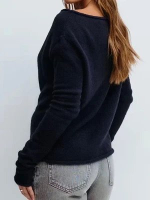 Mörkblå stickad tröja Gina Tricot XS - Mysig mörkblå stickad tröja från Gina Tricot i ullblandning. Tröjan har enkel design med långa ärmar och rund halsringning. Perfekt för kyliga dagar och lätt att matcha med olika outfits.