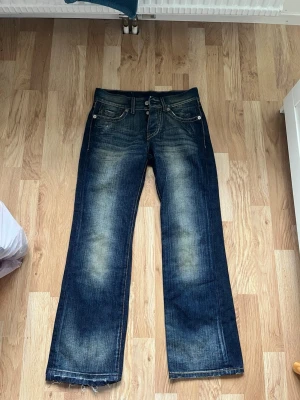 Blå bootcut jeans  - Säljer ett par blå bootcut jeans storlek w29 och L30. Obs sömmen på ena benet har lossnat i kanten 
