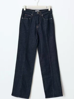 Gina tricot raka jeans  - Endast testade.  Tajta vid midjan och rumpan. Prislappen är inte kvar men de är helt nya utan användning. 