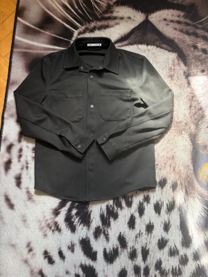 Zara overshirt - Nu säljer jag en stilren och fräsch Zara overshirt, använd i bra skick, passar perfekt till detta väder, kan gå ner i pris vid snabb affär