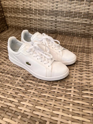 Lacoste sneakers - Sneakers från lacoste använda en gång, storlek 44, kom gärna med bud.