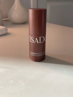 Isadora Contour Stick Warm Mocha - Krämig contour stick från Isadora i färgen 36 Warm Mocha. Perfekt för att skulptera och definiera ansiktet. Kommer i en smidig brun tub med vitt tryck. Vegansk, parfymfri och kliniskt testad. Enkel att applicera och blenda för ett naturligt resultat. Bara testad på handen aldrig i ansiktet