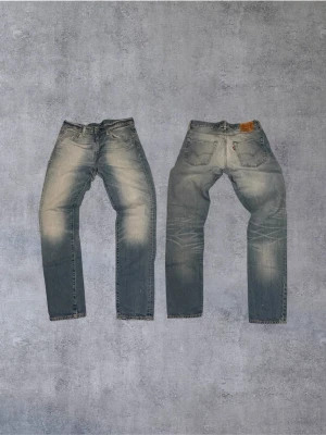 Feta Levi's 511  - Säljer ett par Levi's 511 jeans i ljusblå denim med snygga slitningar och klassiska fem fickor. Jeansen har en rak passform och läderpatch med logga bak i midjan. Perfekta för en avslappnad och trendig stil.
