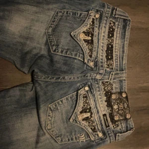 Miss me jeans, storlek w26 - miss me jeans i storlek 26, hade nog passat de runt 150-163, midjan är storlek 36cm och botten runt 22cm (från framsidan inte runt hela) de är även bootcut och lågmidjade