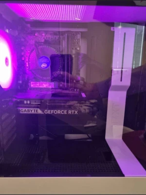 Gaming dator (NVIDIA RTX 5060) - Säljer en stationär dator i vit NZXT-låda med  sidopanel i glas. Utrustad med Gigabyte GeForce RTX grafikkort och Intel-processor med kylare. Snygg RGB-belysning och modern design, perfekt för gaming och kreativa projekt. Specifikationer:  Processor: Intel Core i5-9400F Grafikkort: NVIDIA GeForce RTX 5060 8 GB RAM: 16 GB DDR4 2666Mhz Lagring: 1 TB HDD + 256GB NVMe Moderkort: MSI B365M PRO-VH Operativsystem: Windows 11 Pro (aktiverat) Chassi: NZXT H510B-W1 PSU: Corsair VS650 