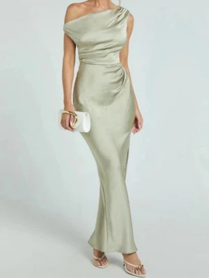 Satinklänning  - Jättefin ny långklänning i ljusgrön satin med oneshoulder-design och draperad detalj vid axeln. Klänningen har figurnära passform och en slits på sidan.  Helt ny med prislapp då jag köpt en annan klänning. 