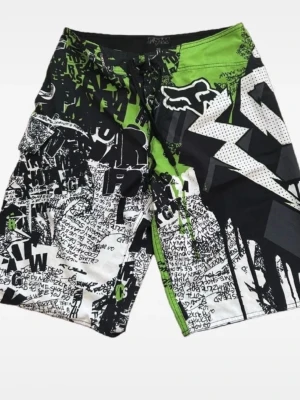 Fox shorts  - Säljer ett par Vit, Svart, grå, gröna shorts. Med röda detaljer