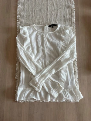 Dam vit blus  - Strolek XS ifrån Kappahl. Den har några små fläckar som syns på sista bilden. Den är vit men genomskinlig. Skickas inom 48h kika in min profil för mer fina plagg.