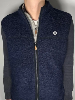 Morris fleece väst - Säljer en riktigt snygg och trendig Morris fleece väst i fint skick, storlek L, vid frågor är det bara att skriva💸💸💸