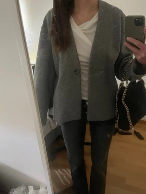 Grå bikbok kappa - Grå bikbok kappa/jacka som är något tunnare och en enkel knapp framtill. Storlek Xs men skulle säga att den passar XS-S