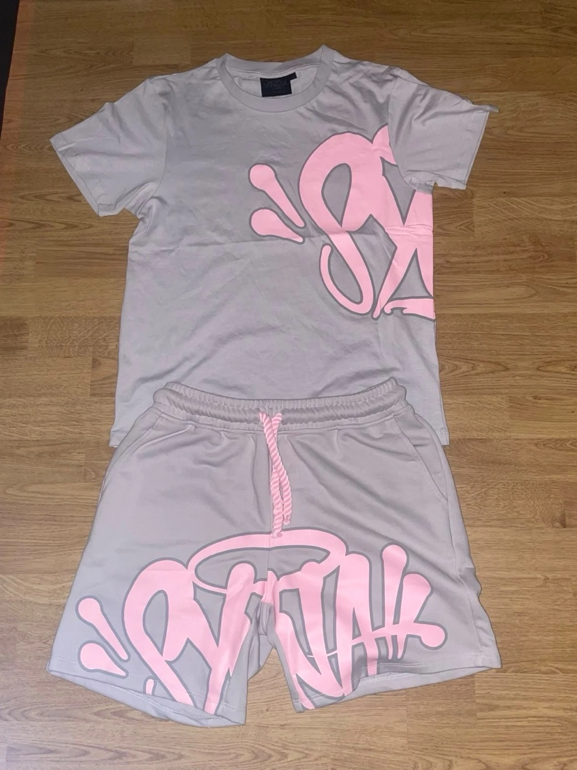 Beige set med rosa graffiti-tryck - 1
