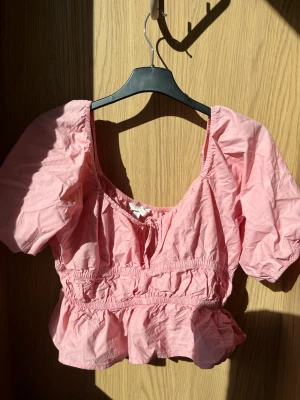 Korallfärgad topp - Perfekt korall, volang topp nu till sommaren. Den är jätte skön och snygg från H&M i st S. Knappt använd och i jättebra skick! Hör av dig om du har några frågor och pris kan diskuteras💗🔥