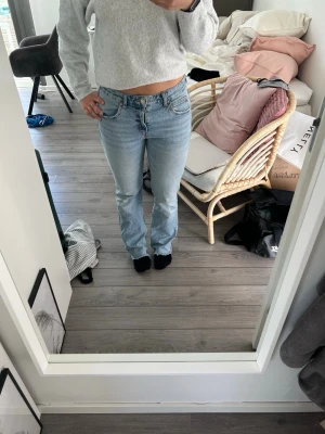Blåa raka jeans  - Snygga blåa jeans med låg midja!  Storlek 38, men passar på 36or oxå! Helt ok i längden på mig som är 164cm!