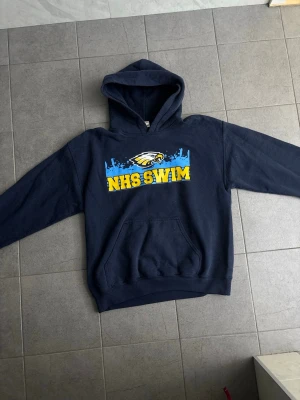 Gildan hoodie. Nhs swim  - Hej ska sälja min gildan hoodie som är väll använd och ytterst lite slitage. Storlek är M