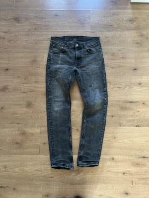 Nudie jeans  - Säljer dessa as feta nudie jeans i mycket eftertraktade modell Lean Dean i storlek 29/30 | två små defekter vid bild 5 samt defekt på fickan vid bild 6, men kan enkelt laga gratis hos nudie jeans repair shop | Skriv vid frågor eller funderingar. 