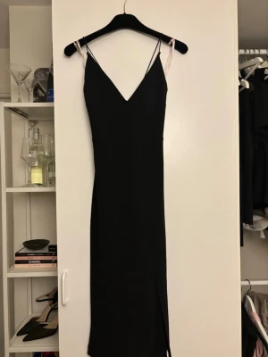 GUESS klänning - Äkta GUESS klänning, använd en gång. Ett skav på bandet, finns bild. 