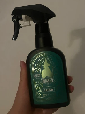 Lush elphaba body spray  - Har tagit runt 2-4 sprut för att känna doften  men den passa inte mej. Inspirerad av den populära filmen Wicked - Elphaba. 200ML