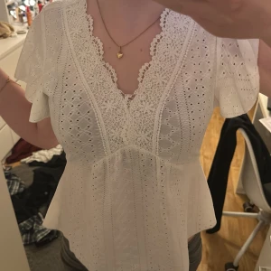 Vit blus från Shein - Säljer denna för att jag inte använder den längre,jättefin o väl använd men i fint skick! Köpt här på plick innan