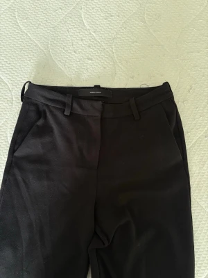 Svarta kostymbyxor - Svarta kostymbyxor från Vero Moda. De är använda, vilket syns. Skriv privat om du vill ha fler bilder.