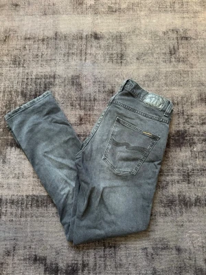 Nudie Jeans - Säljer ett par grim Tim dark cove Nudie jeans. Köpts för 1600kr på åhlens, knappt använda och har inga synliga deffekter. Pris kan diskuteras vid snabb affär