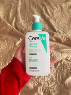 CeraVe Foaming Cleanser - CeraVe Foaming Cleanser är en ansiktsrengöring för normal till fet hud. Kommer i en vit plastflaska med grön pump och detaljer. Innehåller ceramider, niacinamid och hyaluronsyra. Doftfri gel som rengör utan att torka ut huden.