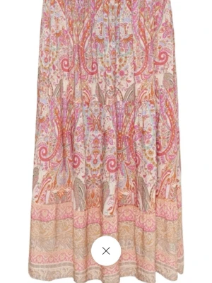 Trendig Långkjol  - Superfin långkjol med blommigt mönster i rosa, lila och beige toner. Kjolen går att få mer lågmidjad vilket jag oftast gör, andra bilden är lånad. Passformen är stretchig och finns endast i en storlek, jag har oftast XS-S men jag tror kjolen passar till M oxå 😙💕 den passar super nu till sommaren och perfekt när många märken satsar på rosa till vår och sommar kollektionerna. 