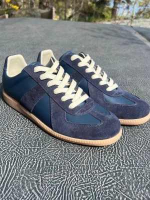 Helt nya Maison Margiela Gats - Helt nya Mörkblåa Gats, skriv för mer info. True to size. Äkta läder. Skriv för mer bilder. 