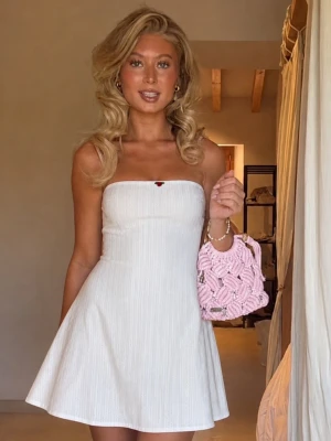Spets sommarklänning - Klänning från  i pointelle mönster (lappen är bortklippt). 💗Nypris 1500 kr.  Modellen finns ej längre att köpa.  Vit med röd ros som detalj.  100 % bomull. Storlek S. Aldrig använd  💕Mått Byst 39 cm Längd 60 cm. Lappen har åkt av. ‼️Bortrest från 7/5, köp innan dess så hinner jag posta!