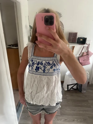 Somrigt linne - Superfint vitt linne med blåa detaljer💞