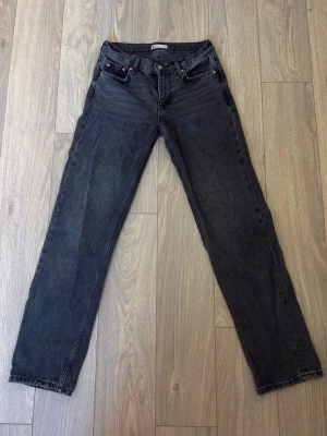 Svarta raka jeans från Gina  - Snygga svarta jeans från Gina tricot i rak modell. 