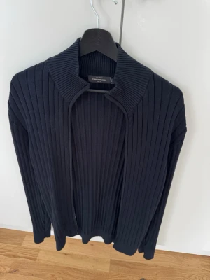 Mörkblå hel zip från Dressman - Snygg mörkblå hel zip tröja från Dressman i storlek S. Tröjan är knappt använd och är i fint skick.
