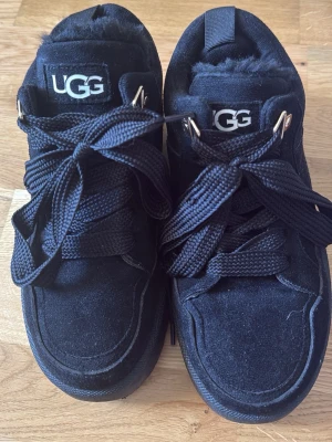uggs - svarta höga sneakers uggs aldrig använda endast testade