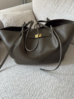 Militärgrön pu bag från gina - Populära väskan från Gina, i den slutsålda militärgröna färgen. Knappt använd, köpt i Januri.        Long strap up bag heter den på hemsidan.