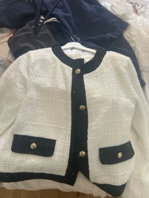 Vit och svart cardigan med guldknappar - Stilren cardiganjacka i vit och svart med dekorativa guldknappar framtill, från SHEIN, 💕storlek M